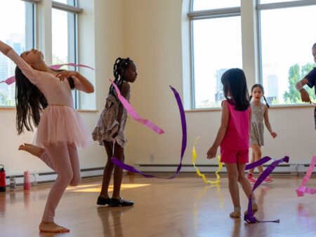 Photo du cours de multidanses avec des enfants entre 6 et 8 ans.